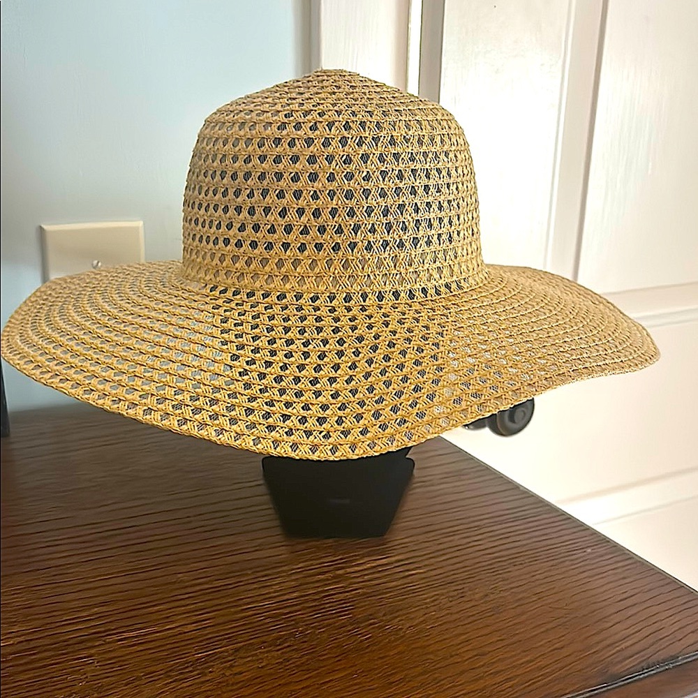 NWOT Stylish Woven Sun Hat